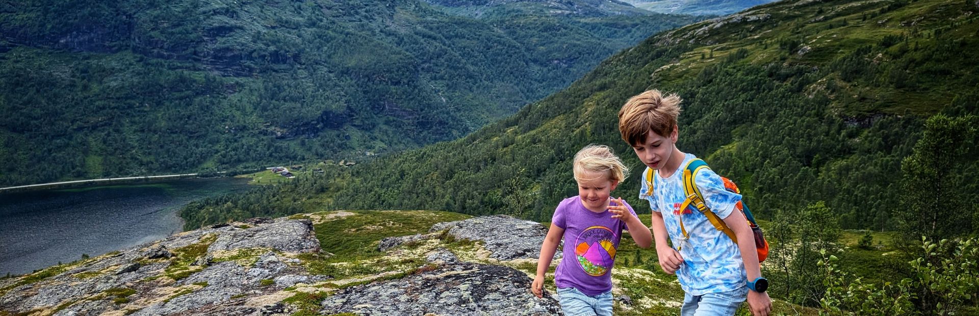 Twee kinderen staan in de natuur.