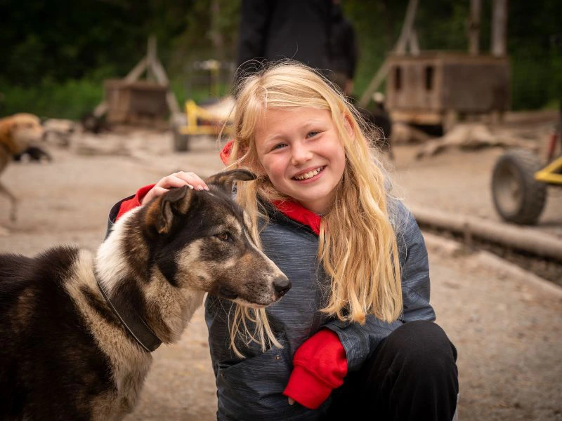 Meisje samen met haar hond.
