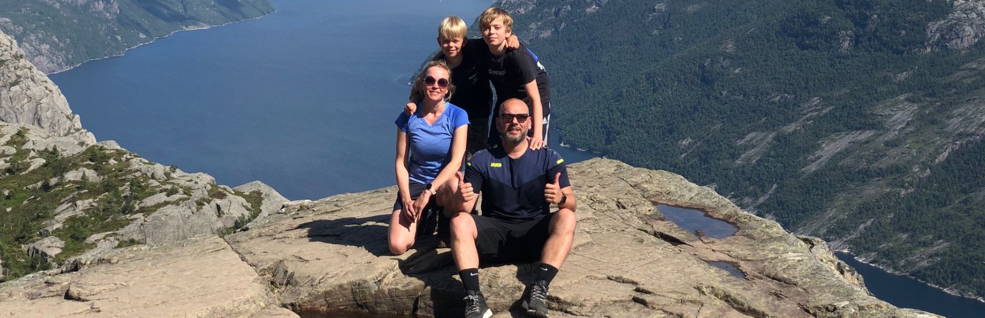 Familie op een berg.