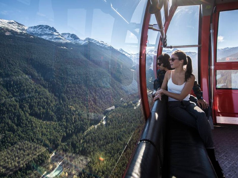vrouw in gondel in Whistler