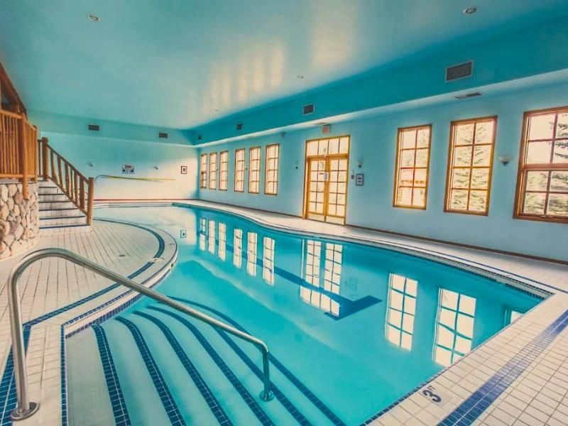 zwembad hotel revelstoke