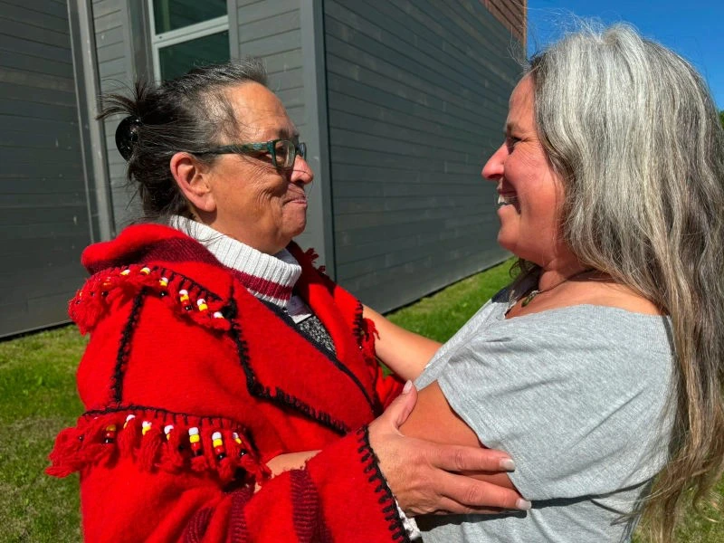 Metis vrouw neemt afscheid van reiziger
