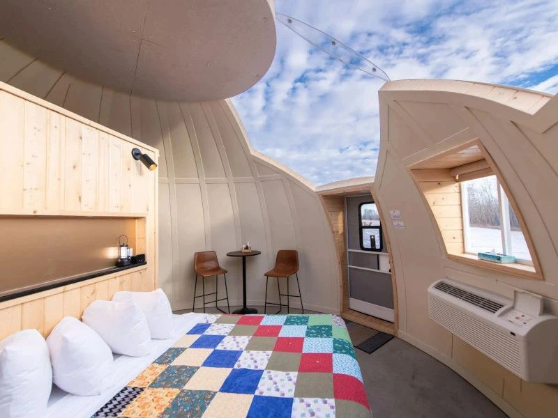 Binnenkant van de glazen iglo bij Metis Crossing