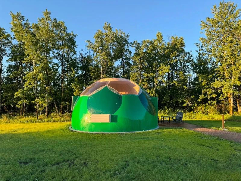 Glazen iglo bij de Metis Crossing