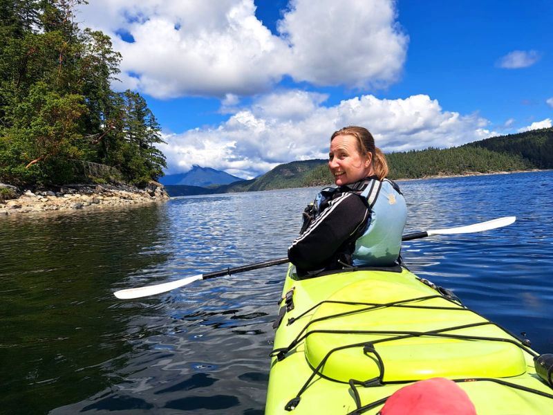 vrouw aan het kajakken in Canada