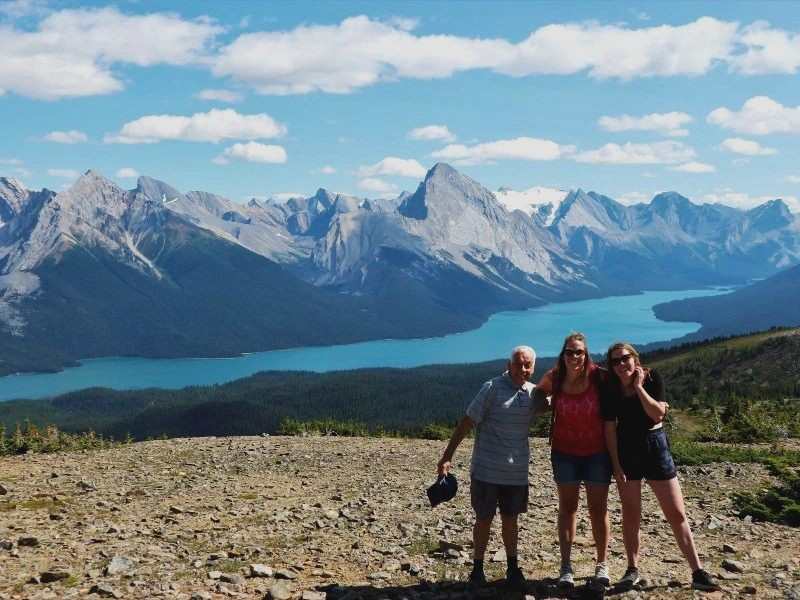 familie poseert Maligne Lake