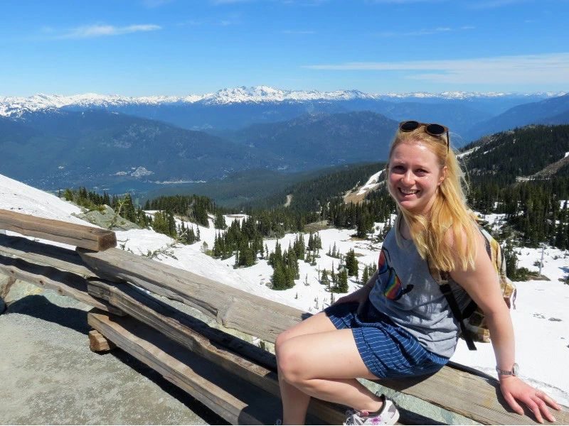 vrouw poseert op berg Canada