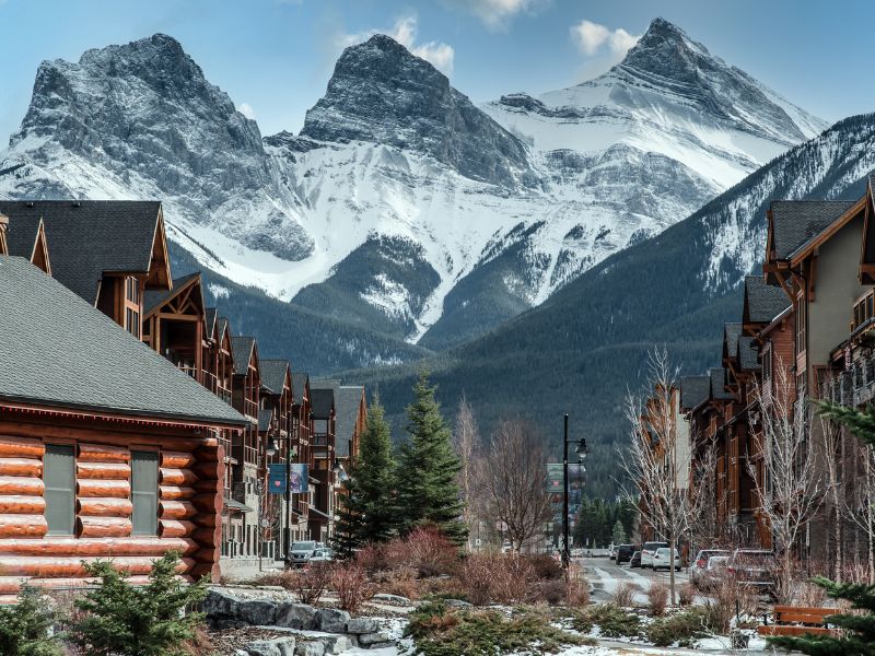 dorp canmore met bergen op de achtergrond