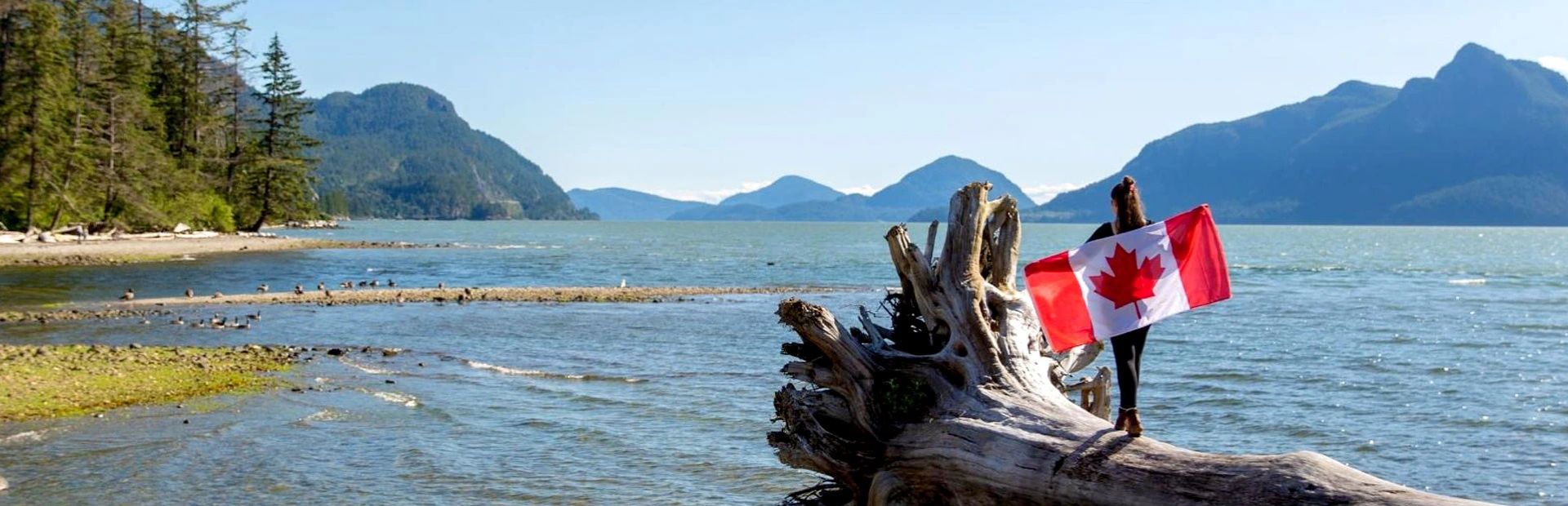 vrouw poseert met vlag