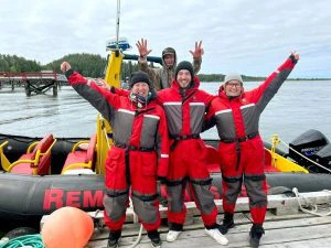 reizigers poseren voor boot