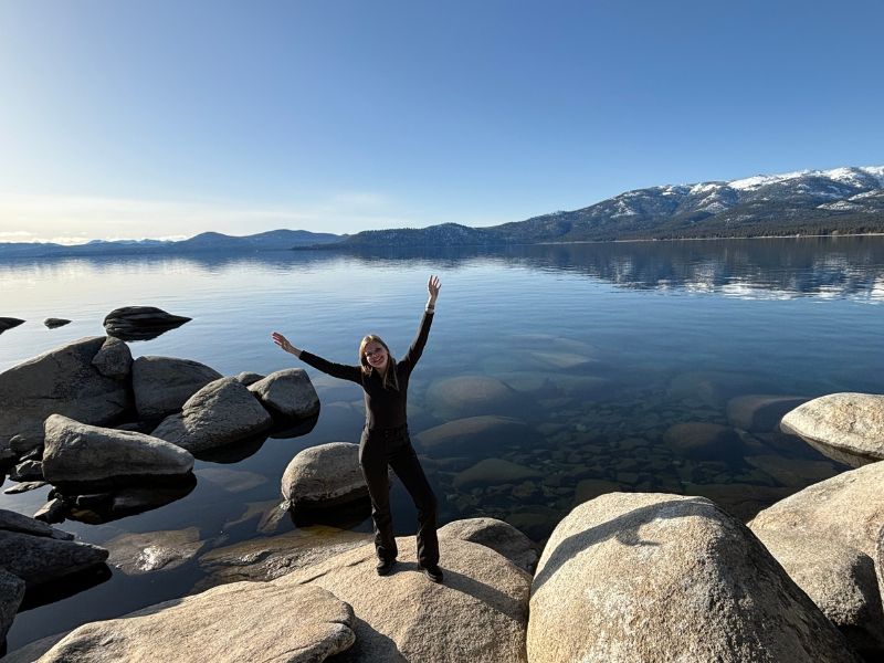 vrouw poseert bij Duffey Lake