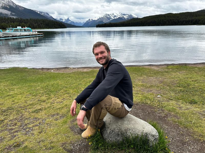 man op rots in de natuur van Jasper