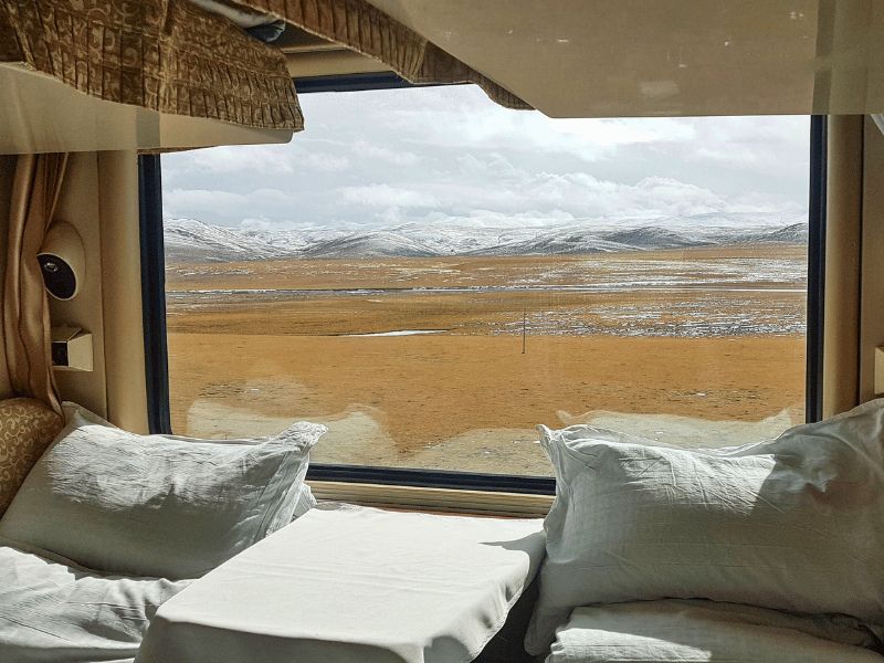 bedden met uitzicht uit het raam nachttrein