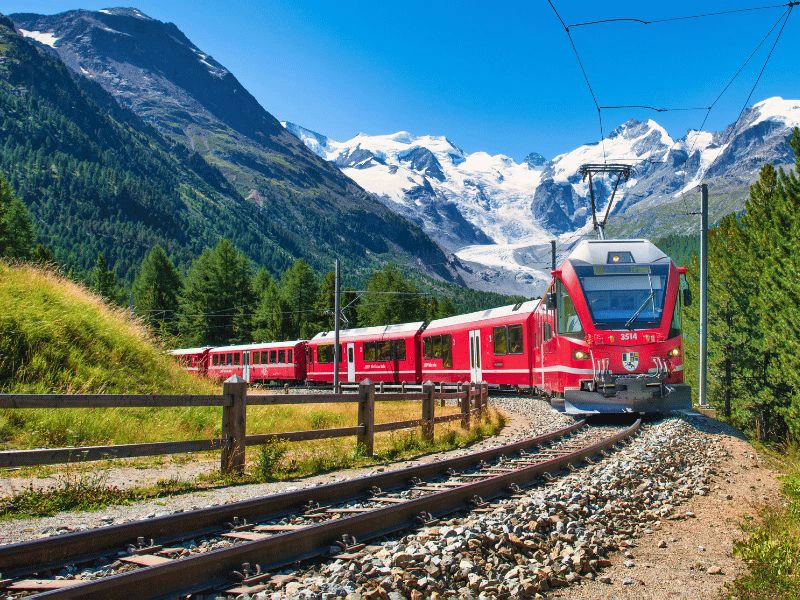 Trein rijdt door de Rocky Mountains