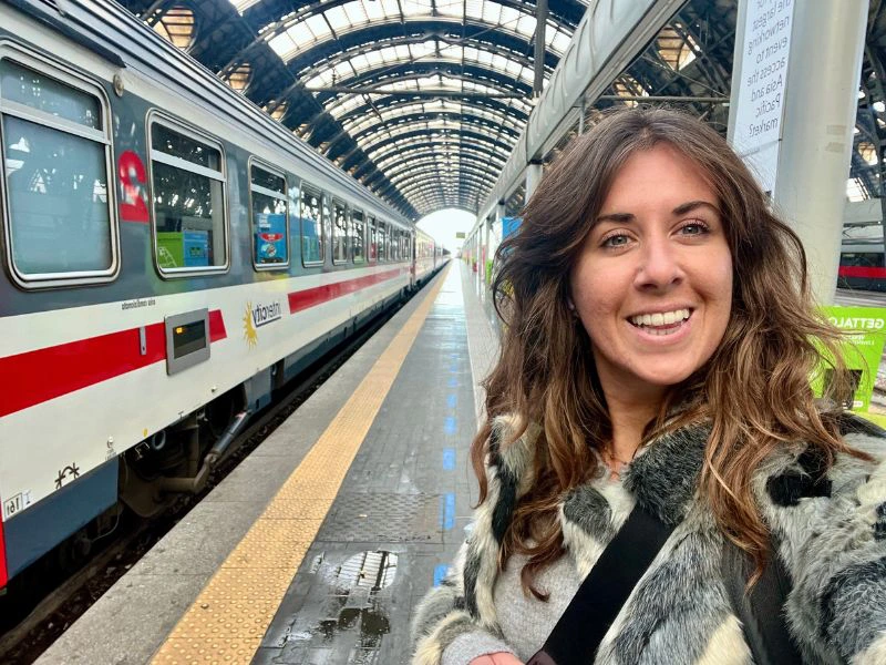 vrouw poseert voor trein in Canada