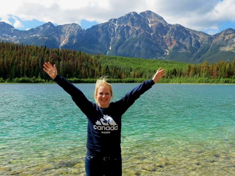 vrouw poseert voor meer in Banff National Park