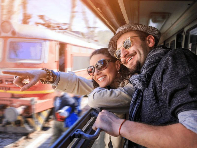 Paar kijk uit raam tijdens treinreis Canada