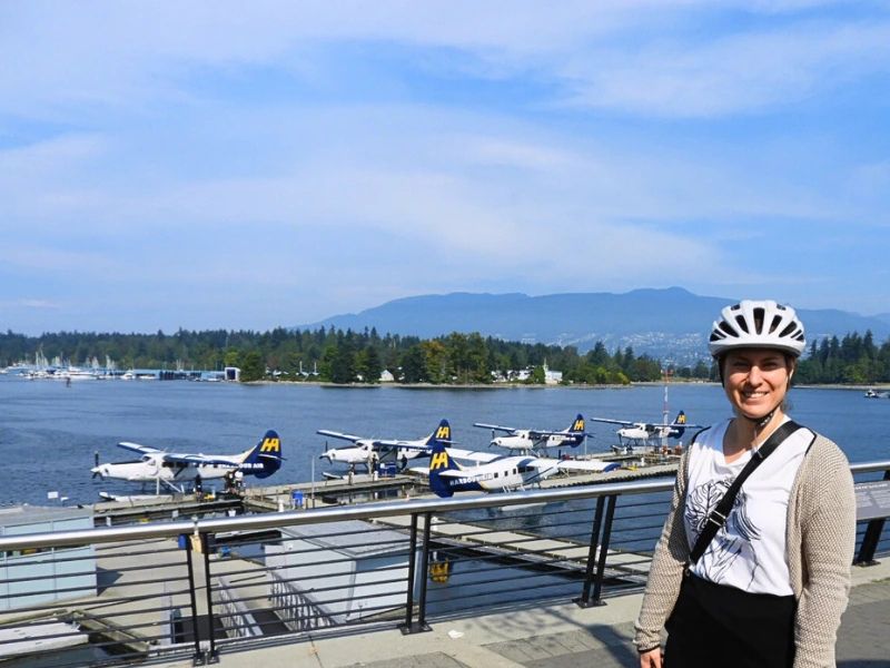 vrouw poseert voor de watervliegtuigen in Vancouver