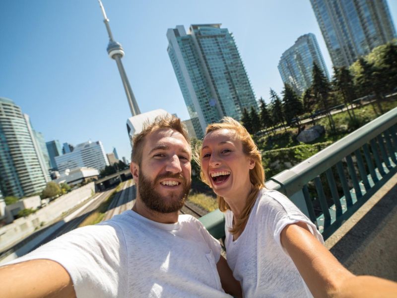 Reizigers duo met de skyline van Toronto op de achtergrond.