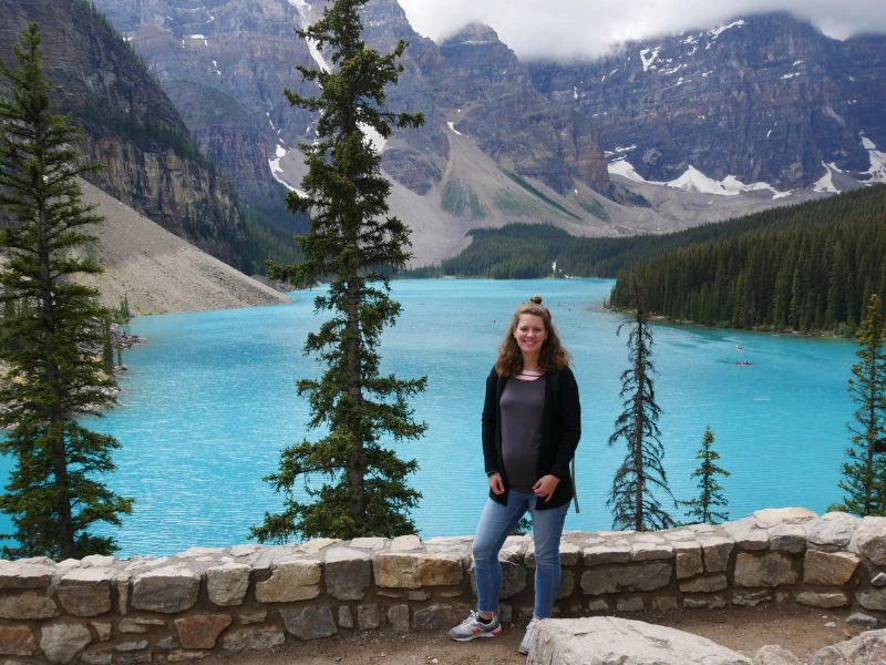 Reiziger staat voor het knalblauwe Moraine Lake