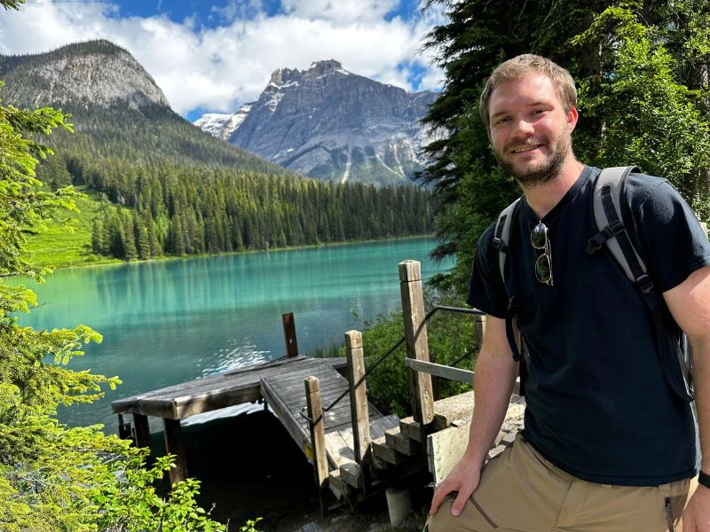 Reiziger staat bij Emerald Lake in Yoho National Park
