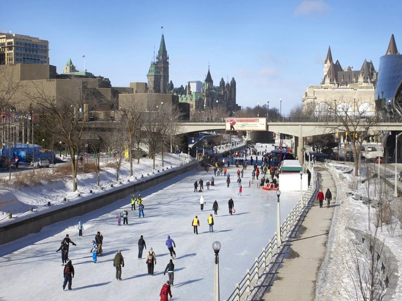 Schaatsers op op het Rideau canal in Ottawa