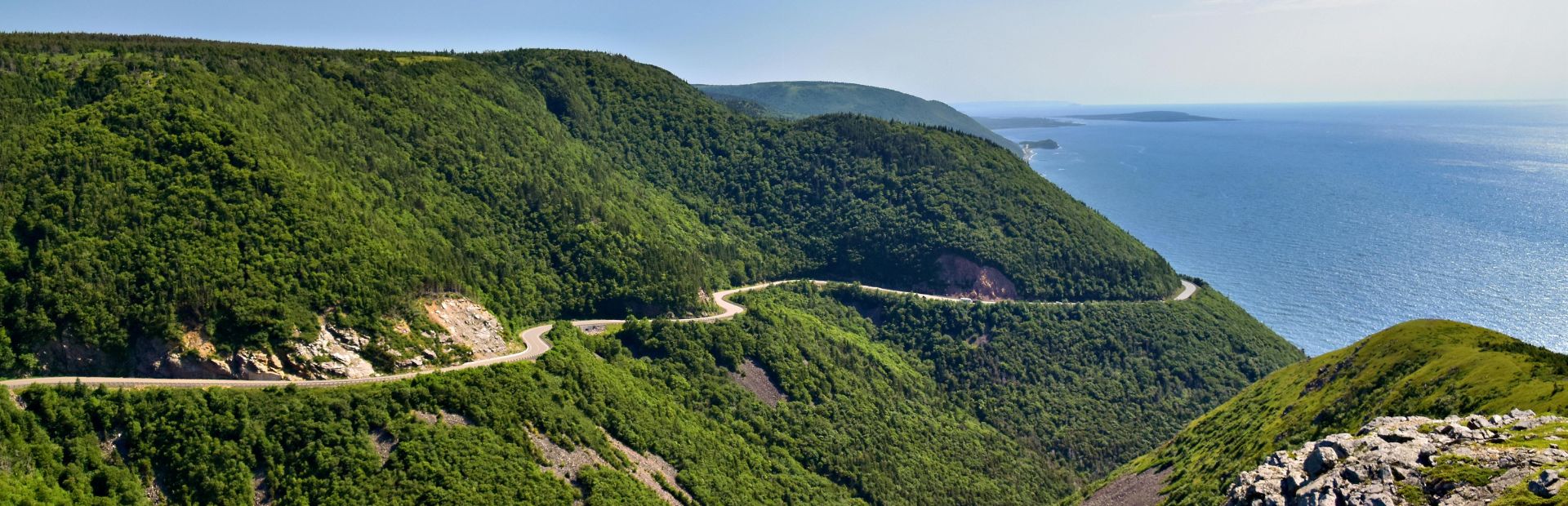 Cape breton, slingerweg langs de kust in oost-Canada
