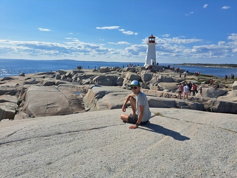persoon voor een vuurtoren in Nova Scotia