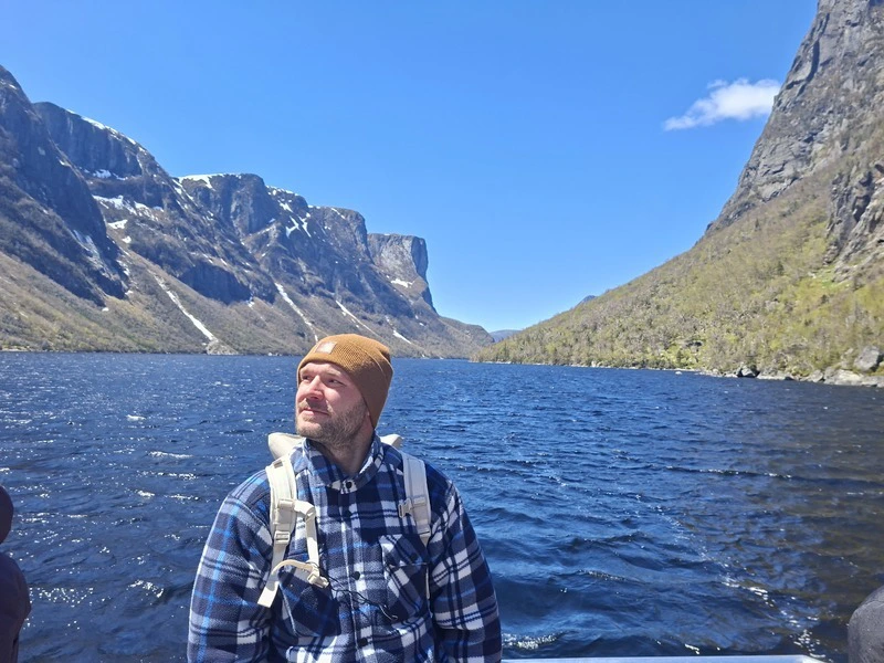 persoon op de boot in Western Brook Pond