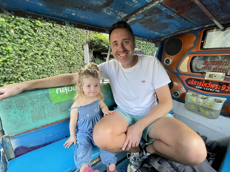 Thailand-Ayutthaya tuktuk met kinderen Riksja Family