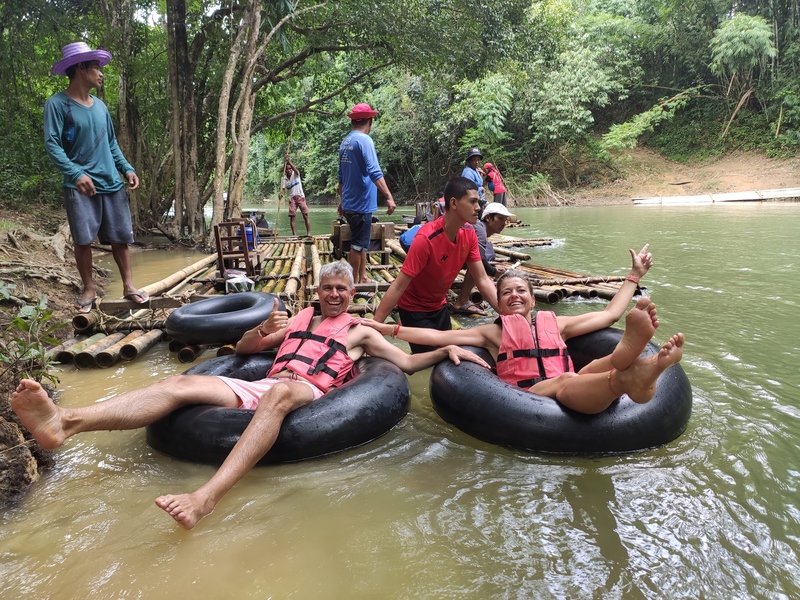 Thailand-Khao Sok tuben in rivier