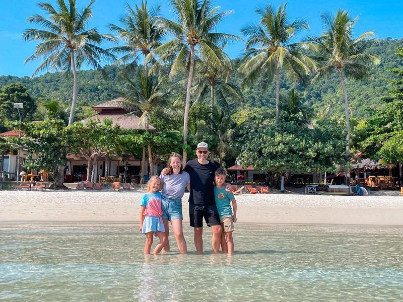 gezin zee palmbomen vakantie thailand koh phangan strand