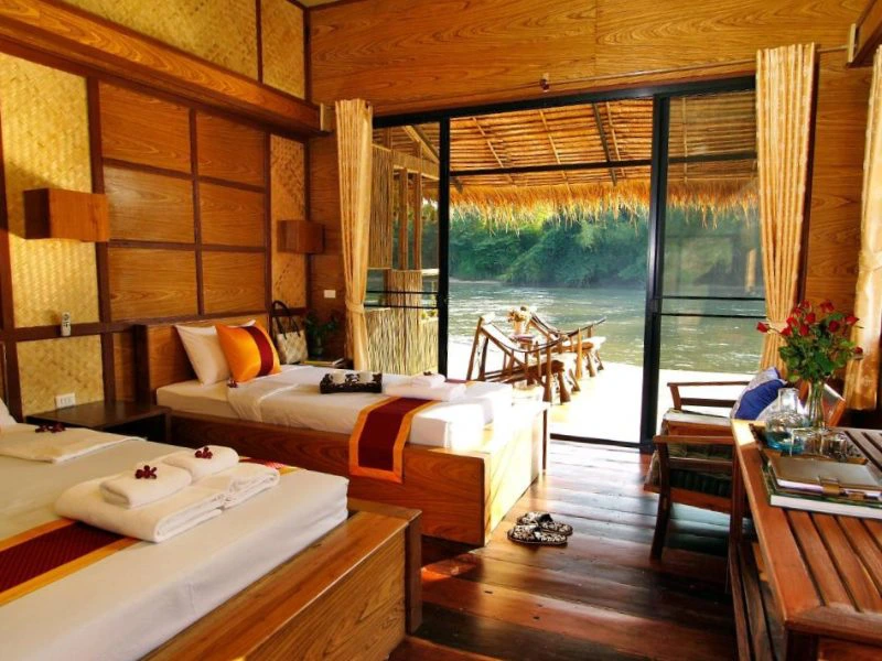 Houten kamer aan de rivier met uitzicht op een zonnig terras.