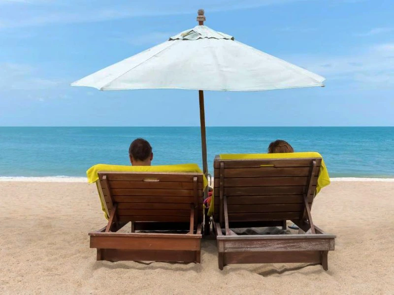 strand zee parasol strandbedjes reizigers relaxen thailand koh samui