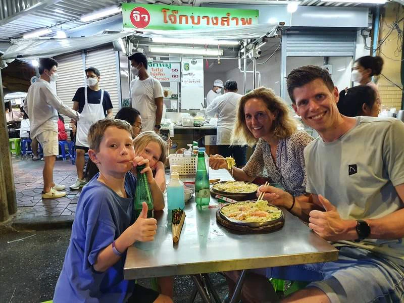 Street food Bangkok thailand eten gezin