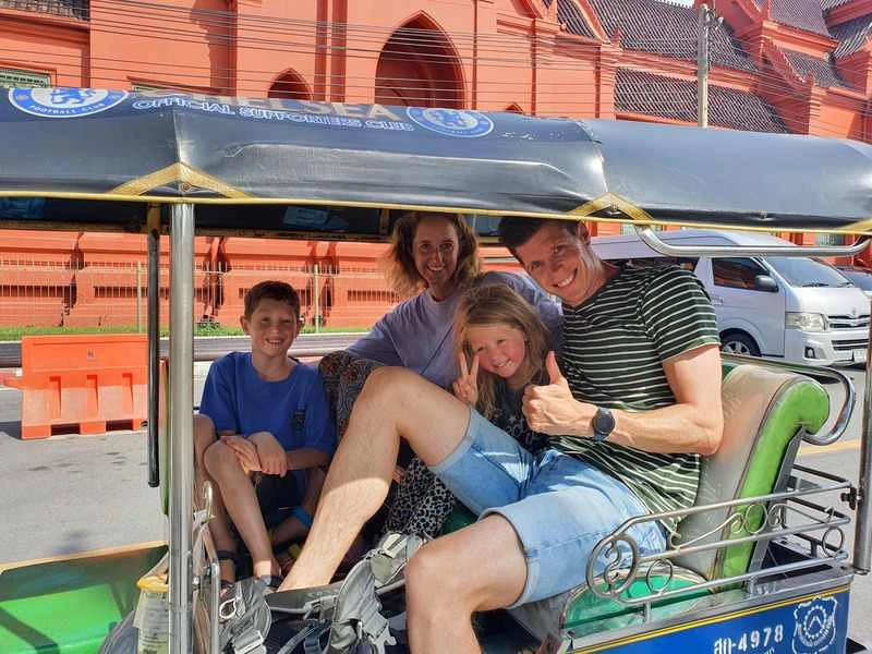 Gezin in tuktuk in Bangkok