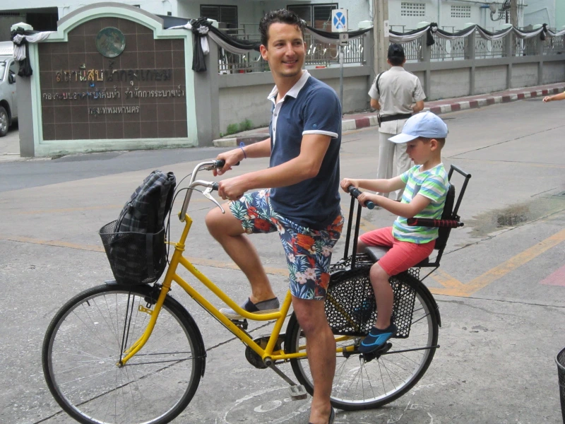 Fietsen in Thailand met kinderen