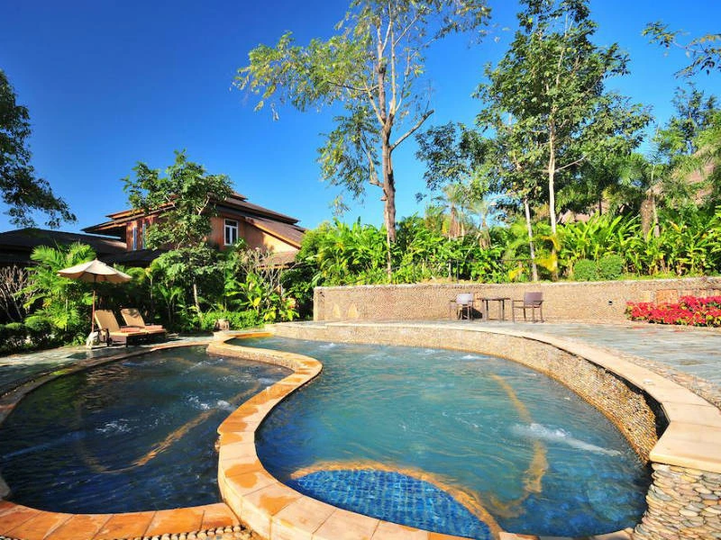 maesalong hotel zwembad thailand