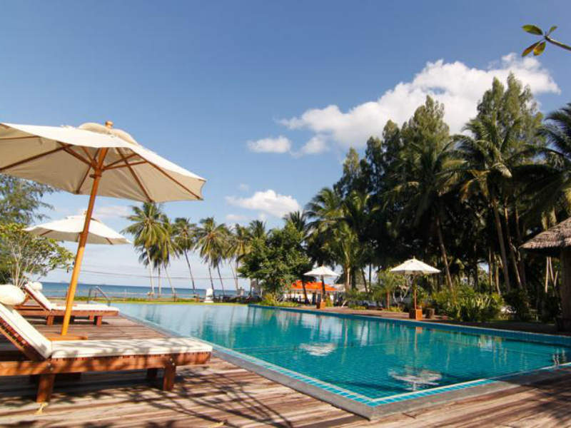 zwembad hotel thailand palmbomen