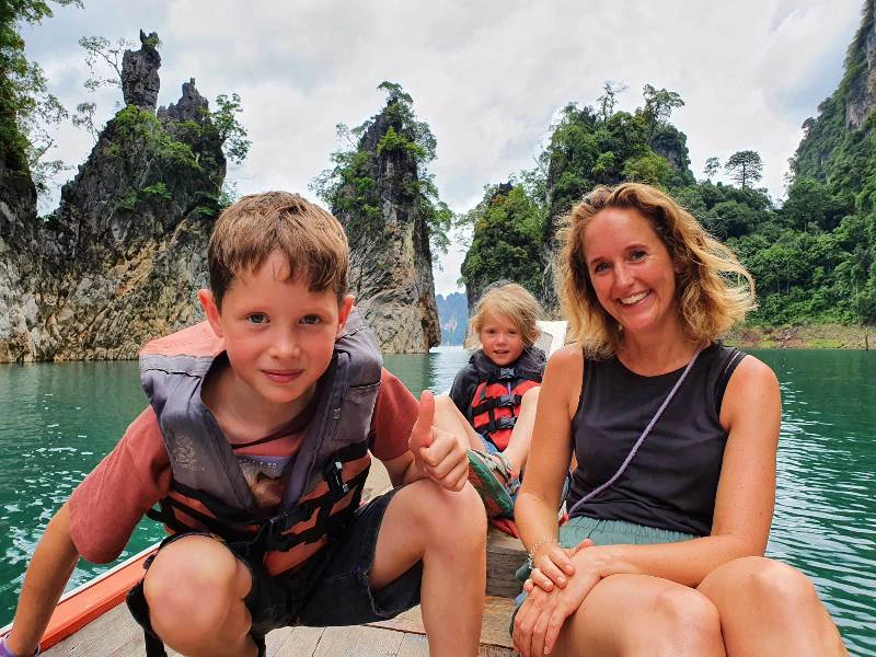 gezin boot thailand meer khao sok vakantie
