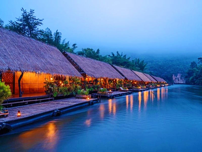 river kwai huisjes water rivier avond thailand
