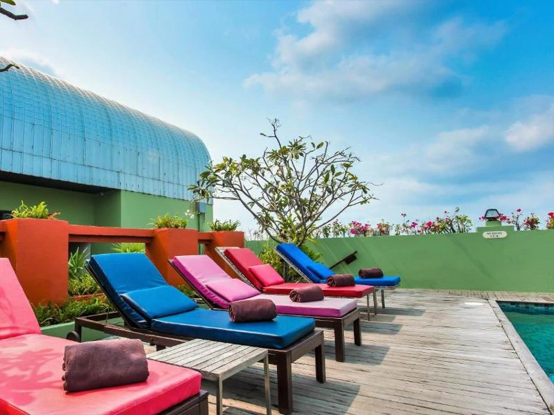 zwembad bangkok ligbedjes hotel thailand