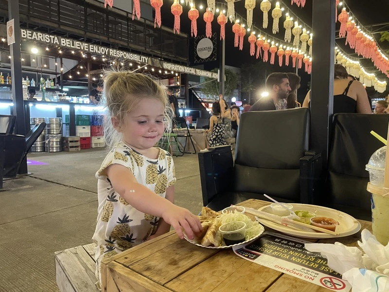 chiang mai markt avond kindje eten thailand