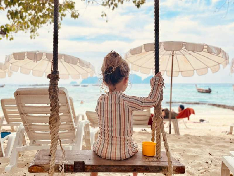 Thailand Koh Phi Phi met kinderen strand schommel