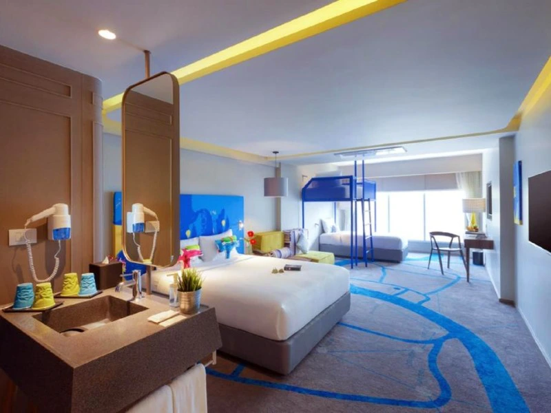 Ruime, modern ingerichte familiekamer met tweepersoonsbed, stapelbed en zithoek.