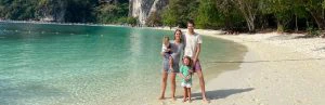 Familie op het strand in Thailand