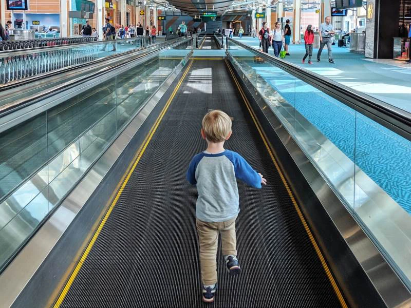 airport vlucht met kinderen