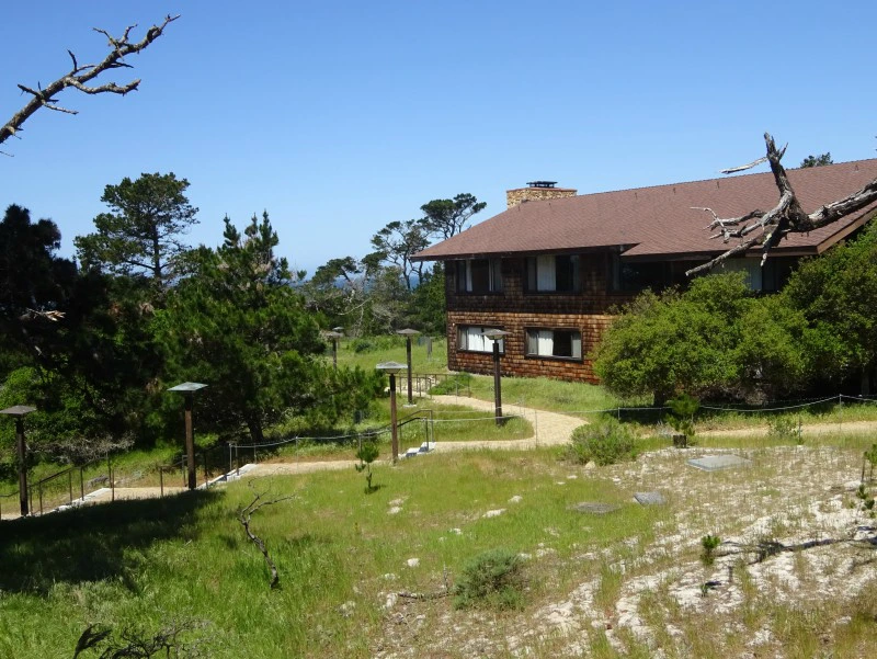 Buitenkant van hotel in Monterey