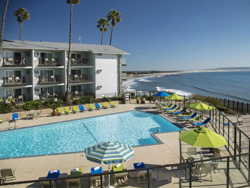 Buitenkant van hotel aan Pismo Beach