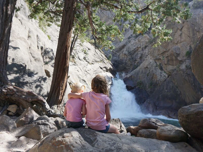 kinderen bij waterval